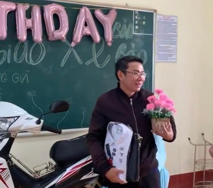 Thầy Bão ngỡ ngàng trước màn chúc mừng sinh nhật của học trò (ảnh chụp Clip).