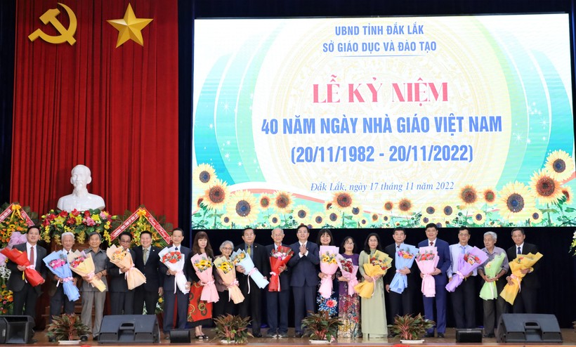 Bí thư Tỉnh ủy Nguyễn Đình Trung tặng hoa các Nhà giáo lãnh đạo, nguyên lãnh đạo Sở GD&ĐT Đắk Lắk.