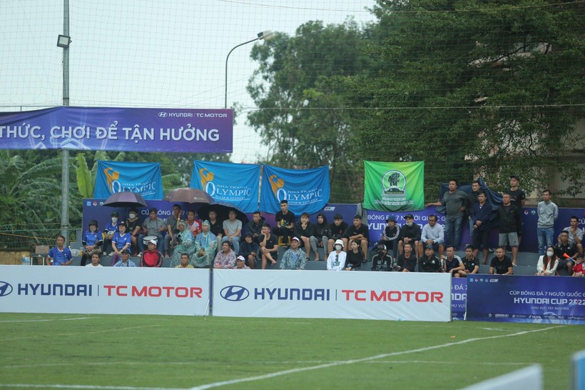 Khán giả đội mưa xem bóng đá 7 người ở Buôn Ma Thuột.
