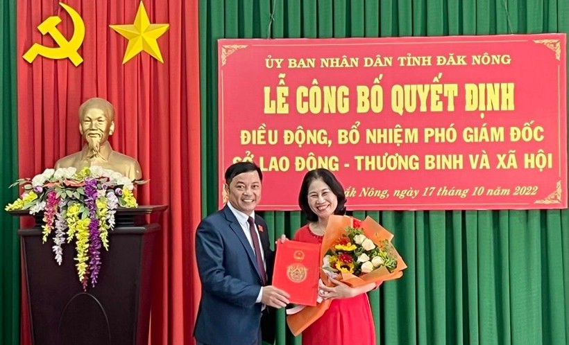 Bà Nguyễn Thị Thanh Hương nhận Quyết định điều động, bổ nhiệm Phó Giám đốc Sở LĐ-TB&XH Đắk Nông (Ảnh: CTV).