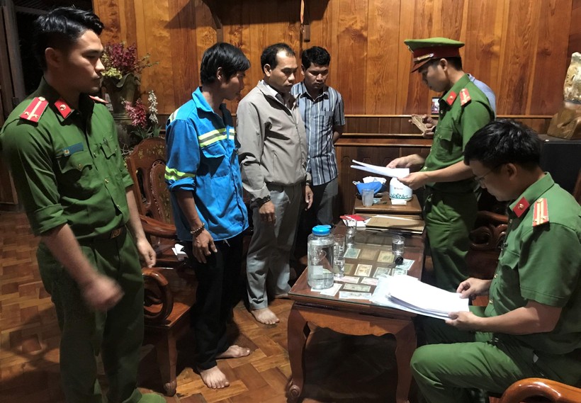 Cơ quan CSĐT Công an tỉnh Đắk Nông công bố các quyết định tố tụng đối với các đối tượng trong vụ án (ảnh: MK).
