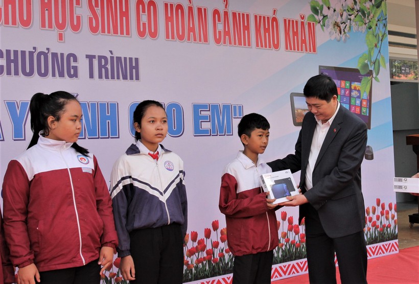 Ông Phạm Đăng Khoa trao tặng máy tính bảng cho học sinh.