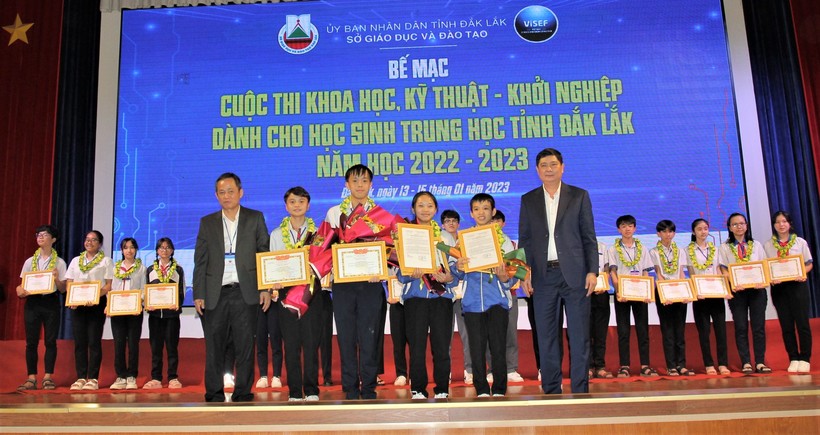 Ban tổ chức trao Quyết định cho 2 dự án đại diện Đắk Lắk dự thi cấp quốc gia (ảnh: Thành Tâm).