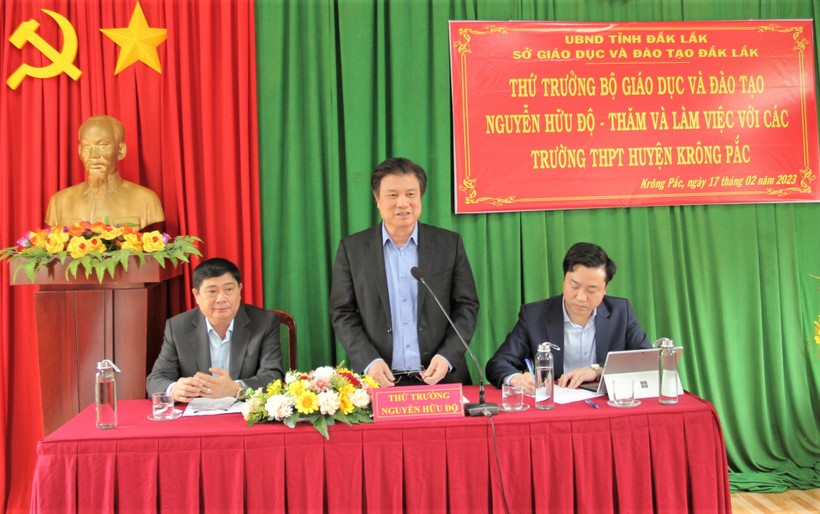 Thứ trưởng Nguyễn Hữu Độ làm việc với các trường THPT tại huyện Krông Pắc (Đắk Lắk).