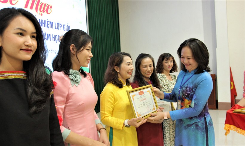 Phó Giám đốc Sở GD&ĐT Lê Thị Kim Oanh trao giải Nhất cho các giáo viên.