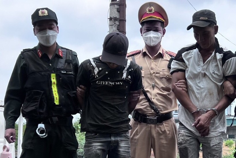 2 đối tượng bị bắt giữ khi đang lẩn trốn tại Đắk Nông (ảnh: MK).