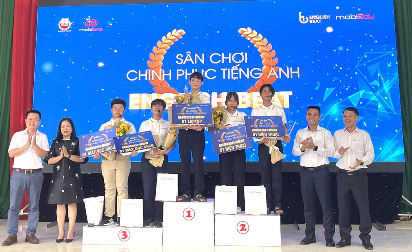 Các thí sinh nhận quà khủng từ cuộc thi Chinh phục tiếng Anh - English Beat năm 2023 tại Đắk Lắk (ảnh: CTV).