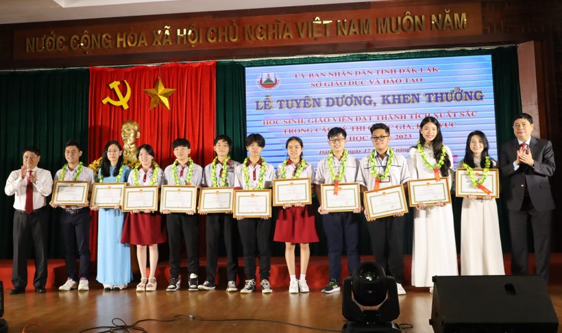 Khen thưởng cho các học sinh xuất sắc tại cuộc thi khoa học kỹ thuật và khởi nghiệp quốc gia (ảnh: TT).