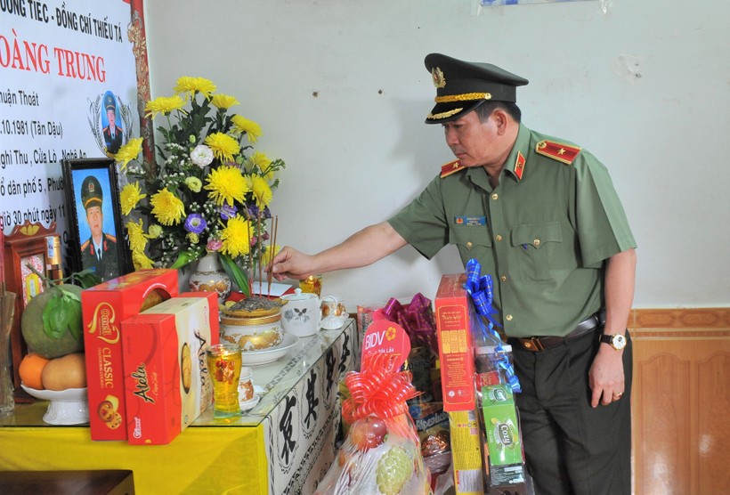 Thiếu tướng Đinh Văn Nơi thắp hương tưởng nhớ các liệt sĩ tại huyện Cư Kuin. (Ảnh: VT)