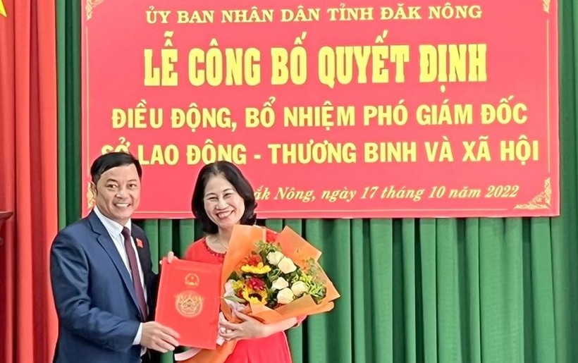 Bà Hương nhận quyết định bổ nhiệm Phó Giám đốc Sở Lao động Thương binh và Xã hội Đắk Nông năm 2022. (Ảnh tư liệu)