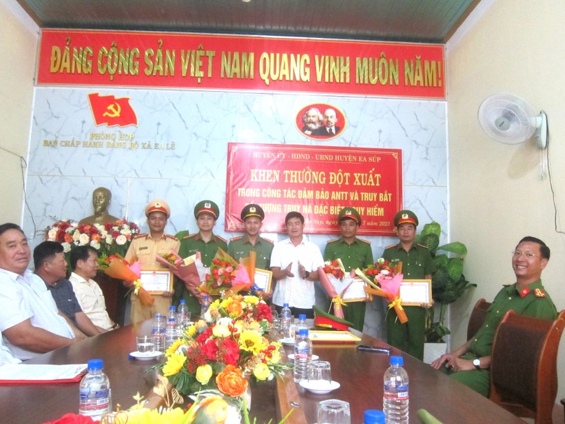 Ông Nguyễn Thiên Văn - Phó chủ tịch UBND tỉnh, kiêm Bí thư Huyện ủy Ea Súp trao thưởng cho các tập thể, cá nhân (ảnh: CTV).