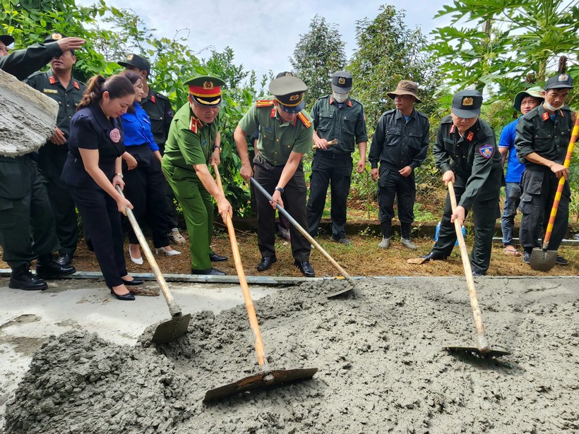 Các đại biểu tham gia khởi công xây dựng tuyến đường bê tông tại xã Ea Ning (ảnh: TT).