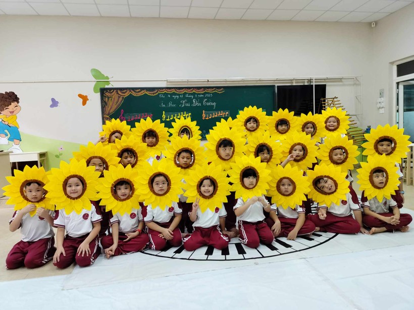 Màn chào năm học mới của học sinh tiểu học Trường Hoàng Việt (ảnh: TN).