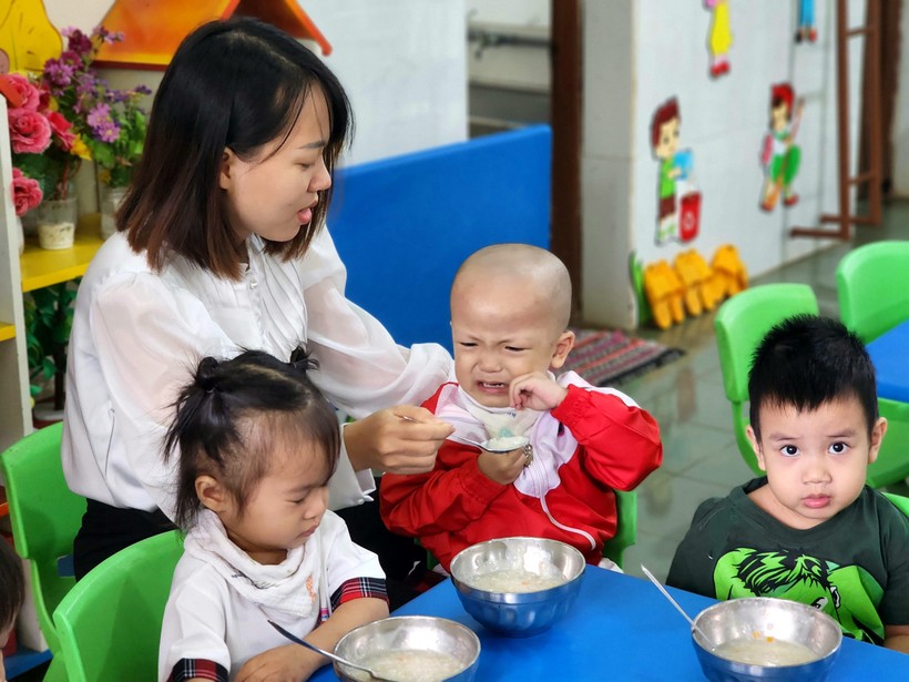 Giáo viên Trường mầm non Tân Lợi - TP Buôn Ma Thuột chăm sóc nhóm trẻ 2 tuổi. Ảnh: Thành Tâm. 