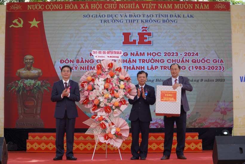Bí thư Tỉnh ủy Đắk Lắk Nguyễn Đình Trung tặng quà chúc mừng thầy và trò nhà trường - Ảnh: Thành Tâm