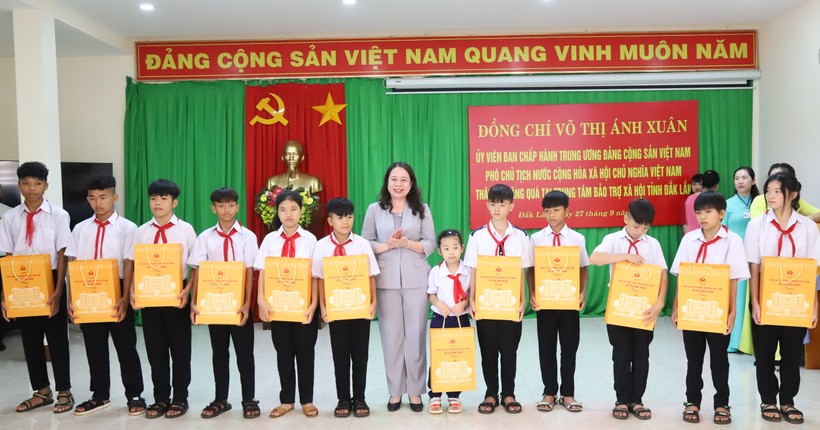 Phó Chủ tịch nước Võ Thị Ánh Xuân tặng quà Trung thu cho các em học sinh của Trung tâm. (Ảnh: TT)