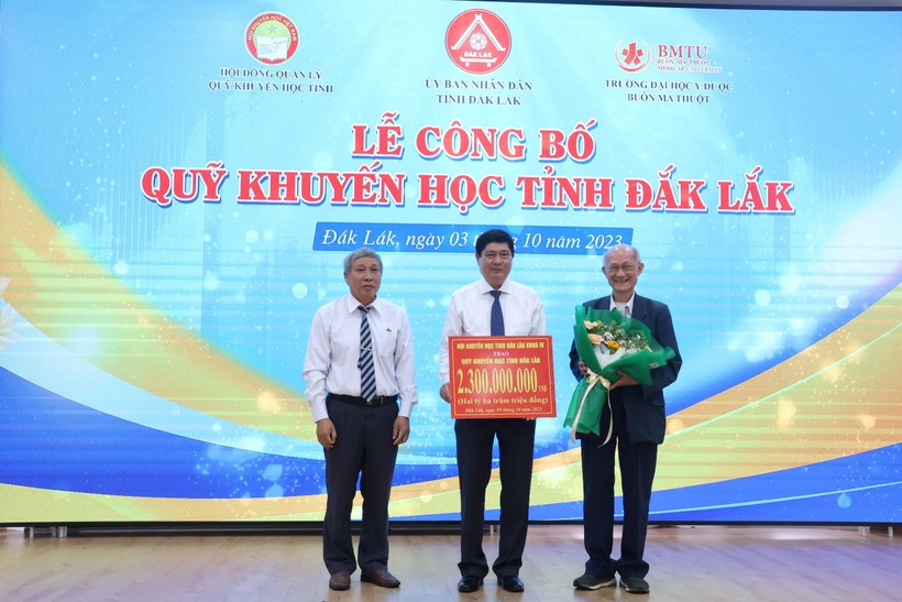 Ban quản lý Quỹ khuyến học tỉnh Đắk Lắk tiếp nhận 2,3 tỷ đồng. Ảnh: Thành Tâm