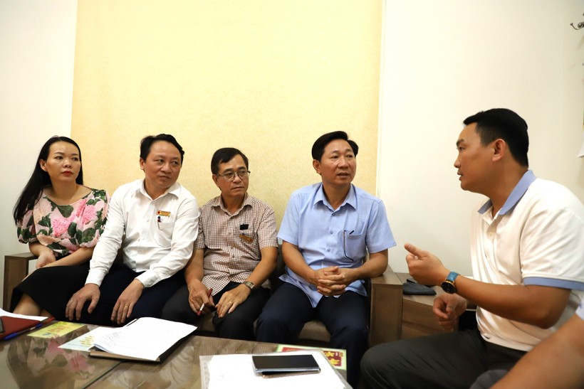 Ông Phạm Văn Khôi (thứ 2 từ phải qua) trả lời câu hỏi của PV Báo GD&TĐ. (Ảnh: Tr.T)
