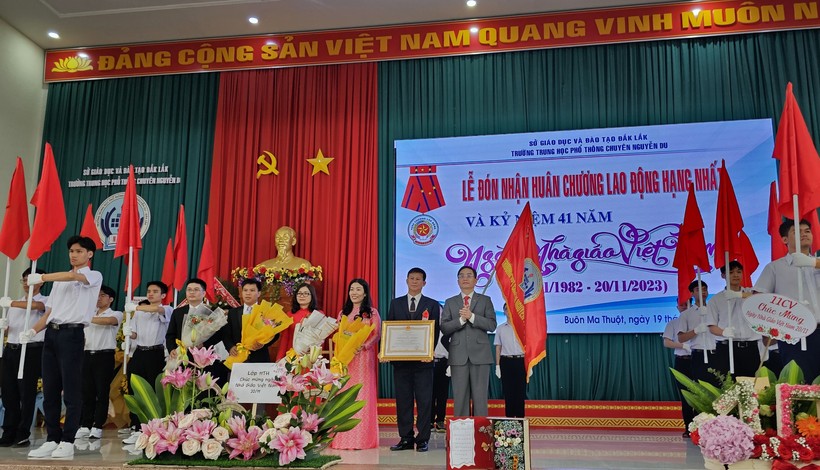 Ông Nguyễn Đình Trung trao Huân chương Lao động hạng Nhất cho tập thể Nhà trường. (Ảnh: TT)