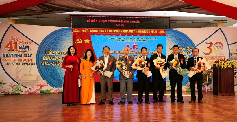 Tri ân các thế hệ cán bộ quản lý Trường THPT Trần Phú. (Ảnh: TT)