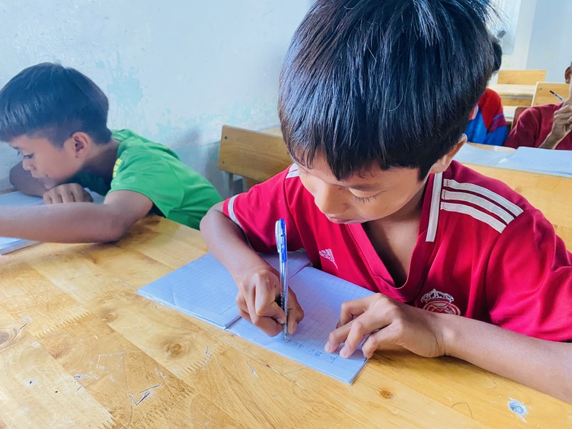 Một học sinh xã Cư Prao nỗ lực học chữ. (Ảnh: Thành Tâm)