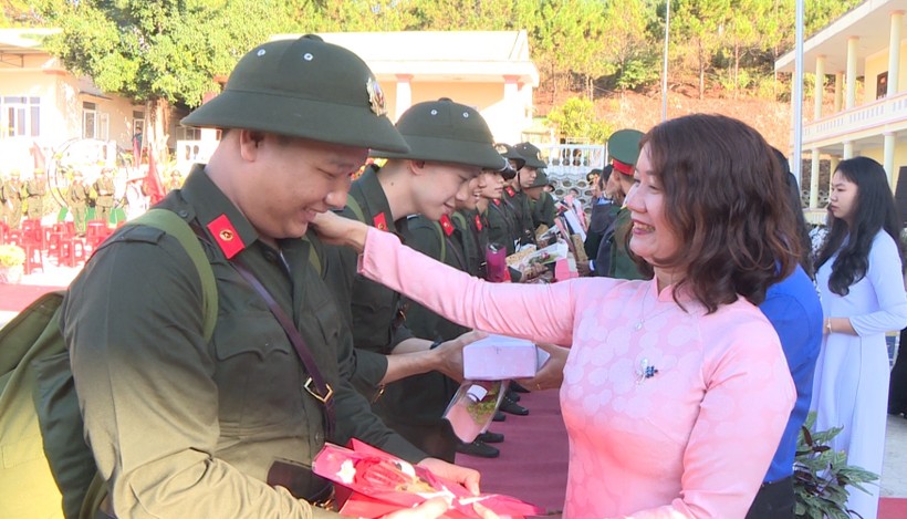 Thanh niên Đắk Nông hăng hái lên đường thực hiện nghĩa vụ quân sự năm 2024. (Ảnh: TT)