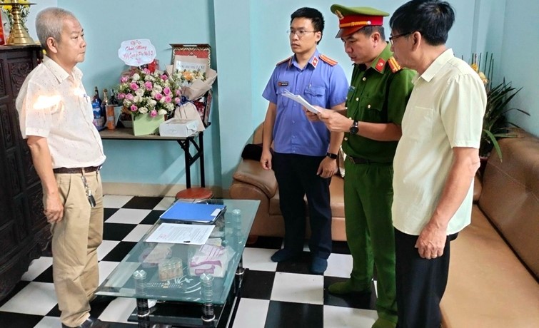 Cơ quan chức năng tống đạt các quyết định khởi tố đối với Nguyễn Hoàng. (Ảnh: TT)