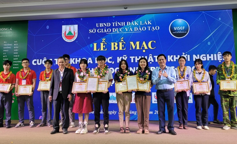 Ban tổ chức trao giấy chứng nhận 2 dự án đại diện Đắk Lắk dự thi cấp quốc gia. (Ảnh: TL)