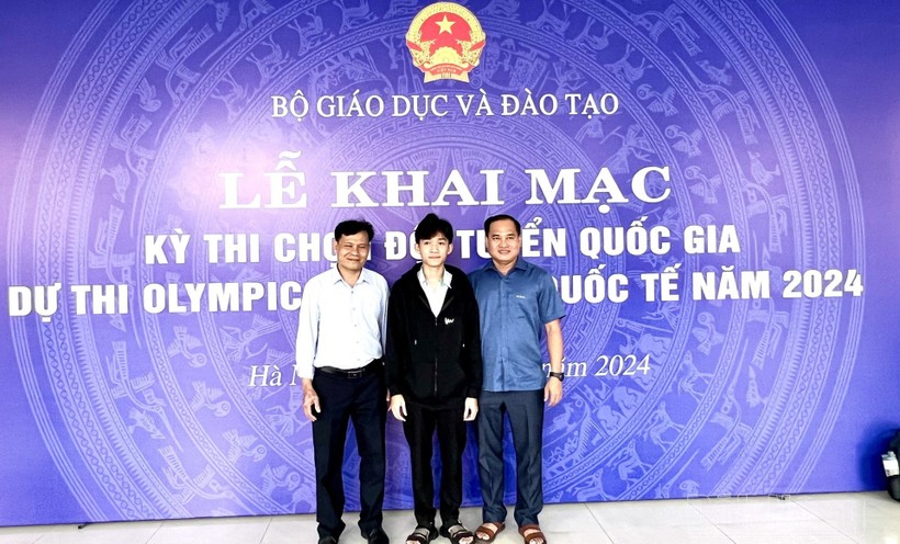 Học sinh Nguyễn Anh Dũng (đứng giữa) tham dự cuộc thi chọn đội tuyển quốc gia năm 2024. (Ảnh: TL)
