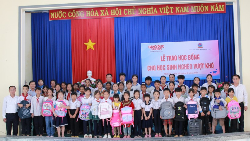 50 suất học bổng trao tặng cho học trò nghèo tại huyện M'Drắk. (Ảnh: TT)