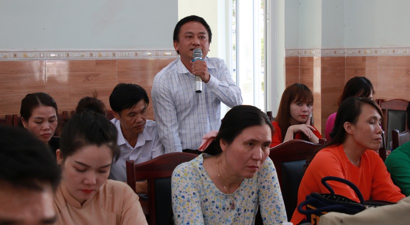 Thầy Dương Ngọc Cường, giáo viên Vật lý, Trường THCS Nguyễn Trường Tộ tham gia thảo luận tại Hội nghị. (Ảnh: TT)