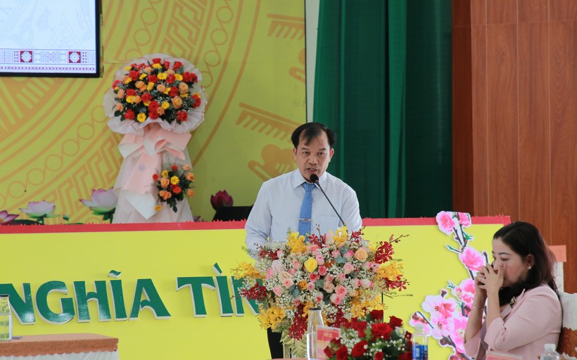 Thầy Hồ Sỹ Quý, Hiệu trưởng Trường TH Quang Trung báo cáo tham luận tại Hội nghị. (Ảnh: TT)