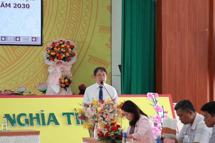 Thầy Huỳnh Tấn Minh, Hiệu trưởng Trường THCS Nguyễn Du tham luận tại Hội nghị. (Ảnh: TT)