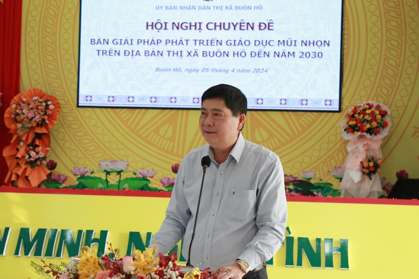 Giám đốc Sở GD&ĐT Phạm Đăng Khoa ghi nhận nỗ lực của ngành GD thị xã Buôn Hồ. (Ảnh: TT)