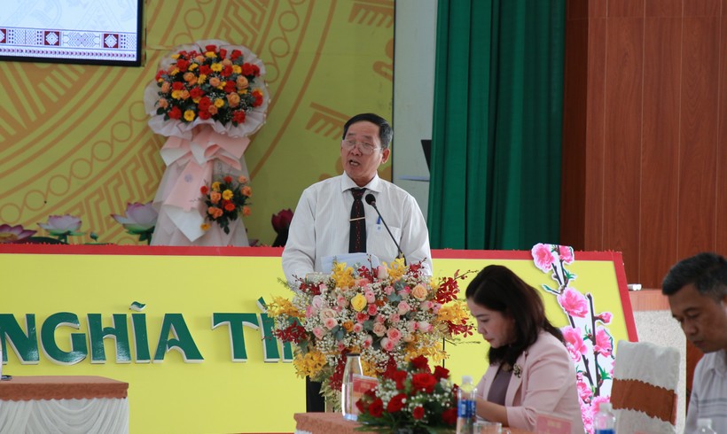 Ông Trần Ngọc Cẩm, Trưởng phòng GD&ĐT thị xã Buôn Hồ, đồng chủ trì Hội nghị báo cáo đề dẫn. (Ảnh: TT)