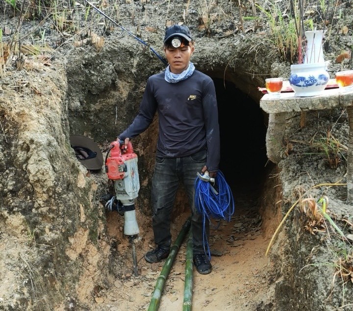 Người đào hầm vàng trái phép tại Đắk Lắk. (Ảnh: TT)