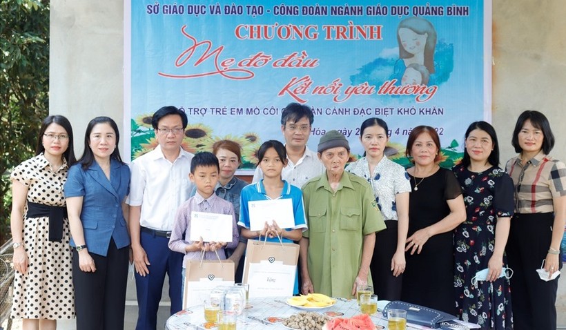 Sở GD&ĐT tỉnh Quảng Bình và Công đoàn ngành giáo dục hỗ trợ học sinh có hoàn cảnh khó khăn.
