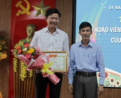 Lãnh đạo huyện Gio Linh tuyên dương hành động dũng cảm của thầy Nguyễn Đăng Hải.