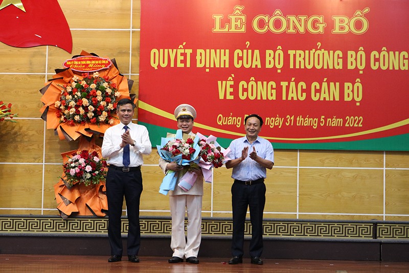 Thứ trưởng Bộ Công an và Thường trực Tỉnh ủy Quảng Bình chúc mừng Đại tá Nguyễn Hữu Hợp, tân Giám đốc Công an tỉnh Quảng Bình.