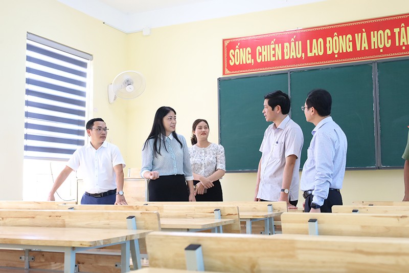 Lãnh đạo UBND tỉnh Quảng Bình và Sở GD&ĐT kiểm tra tại các điểm thi.