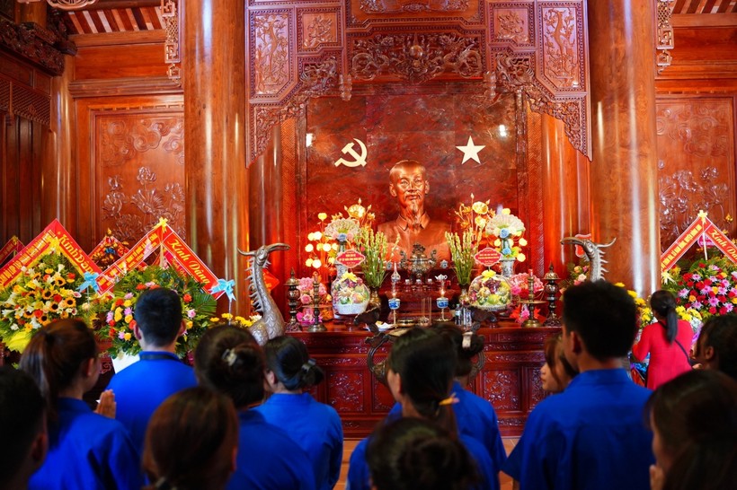 Sinh viên dâng hương tại đền thờ Chủ tịch Hồ Chí Minh.