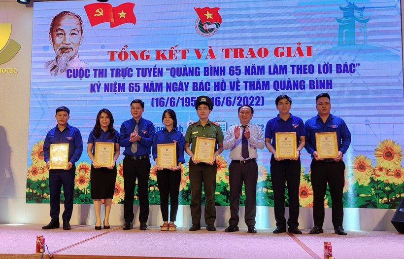 Lãnh đạo tỉnh Quảng Bình trao giải thưởng cho các đoàn viên.
