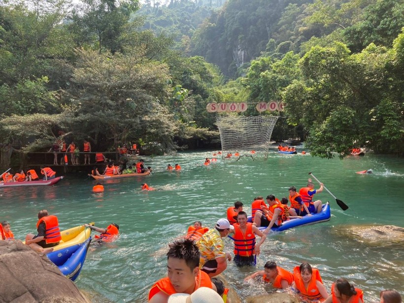 Lượng khách du lịch đến với Quảng Bình tăng cao.