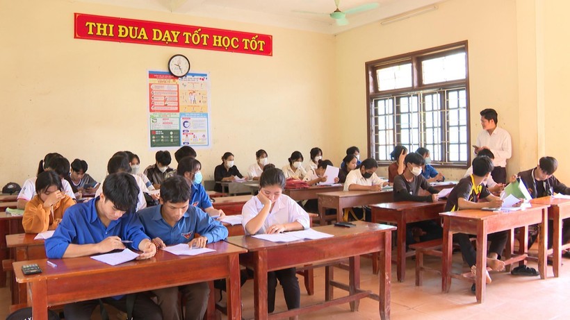 Học sinh các trường được thầy cô giáo ôn tập, bổ trợ kiến thức để bước vào kỳ thi.