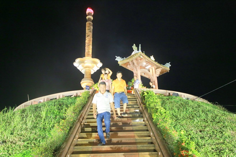 Du khách tham quan Thành cổ Quảng Trị vào ban đêm.