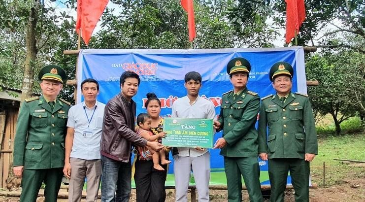 Đại diện Báo GD&TĐ và lãnh đạo Bộ Chỉ huy Bộ đội Biên phòng tỉnh Quảng Trị tặng "Mái ấm biên cương" cho người dân Quảng Trị.