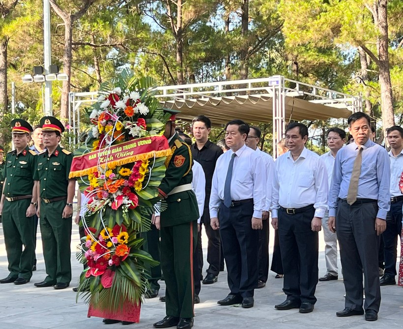 Đoàn công tác của Ban Tuyên giáo Trung ương tri ân liệt sĩ tại Quảng Trị.