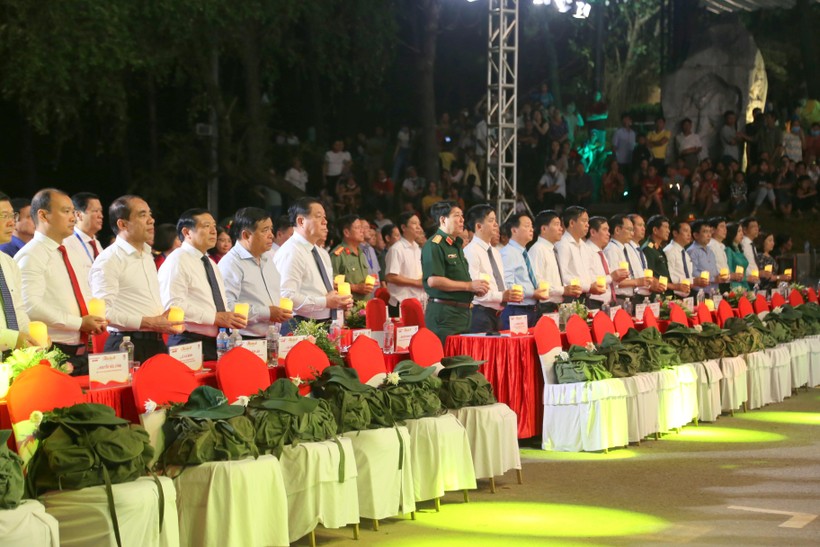 Các đại biểu tham dự làm lễ tưởng niệm các liệt sĩ.