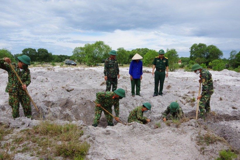 Đội 584 thuộc Phòng Chính trị, Bộ CHQS tỉnh Quảng Trị tổ chức tìm kiếm, cất bốc hài cốt liệt sĩ (Ảnh: Bộ CHQS Quảng Trị).