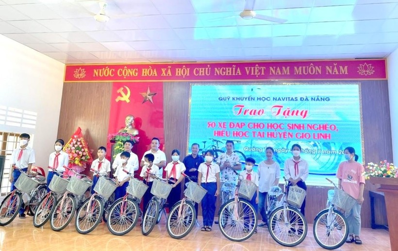 Ông Nguyễn Thanh Quang - Chủ tịch Công đoàn ngành Giáo dục Quảng Trị tặng xe đạp đến học sinh.
